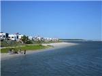 People near the shore - thumbnail