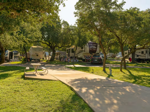 Pull thru site Sun Retreats San Antonio West