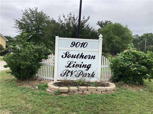 The front entrance sign at SOUTHERN LIVING RV PARK