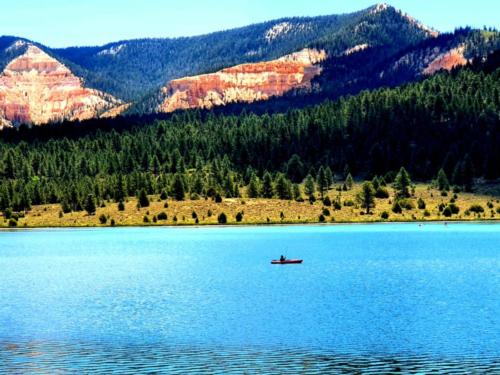 Lake at site Bryce Valley Ranch RV and Horse Park