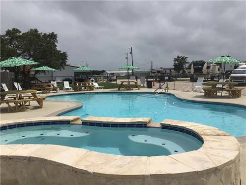 The swimming pool and hot tub at PORT O'CONNOR RV PARK