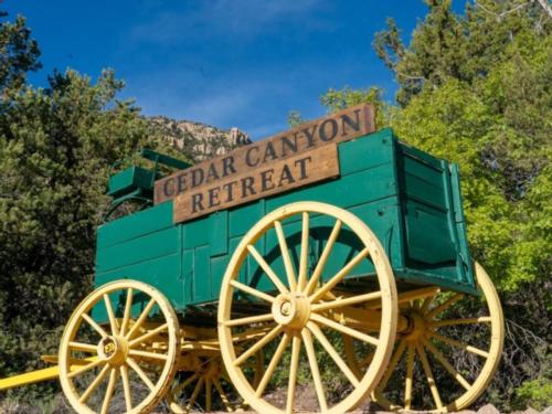 Pioneer wagon sign at Cedar Canyon Retreat
