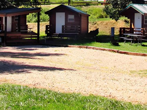 Cabin's at site Wyatt's Hideaway Campground