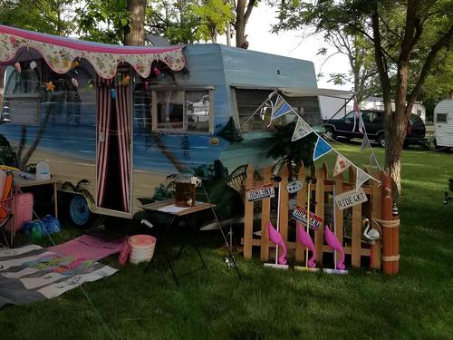 Vintage trailer at site Rivers Edge RV Park