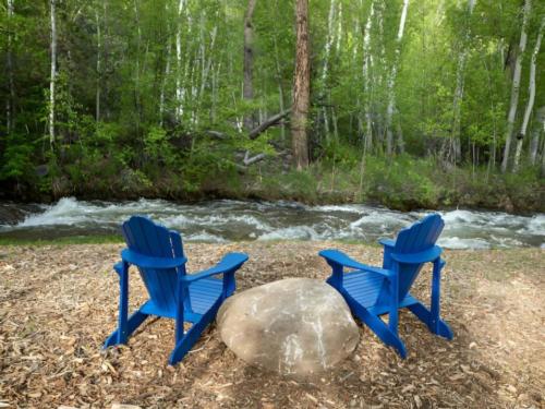 Seating area at Creekside Chalets