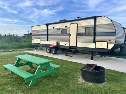 Parked trailers at site Bolivar East RV Park