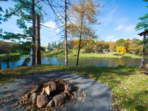 Fire pit with lake view at Big Rock Creek