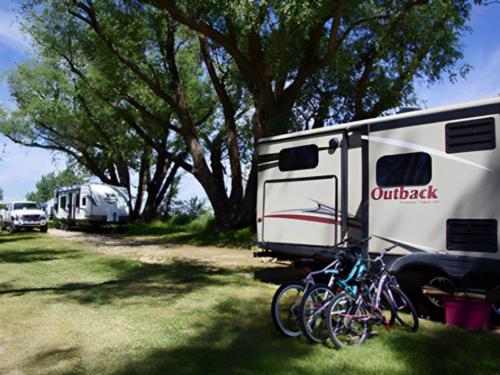 Parked trailer at site Jolley Camper RV and Cottages