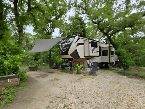 Parked trailer at site Colinas RV Park