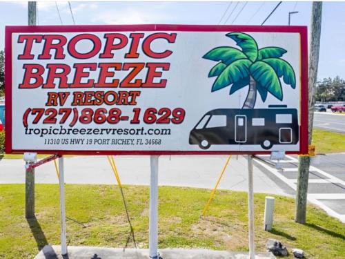 Welcome sign at site Tropic Breeze RV Park