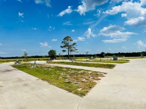 Sites with tables at Roundbunch Bayou RV Resort