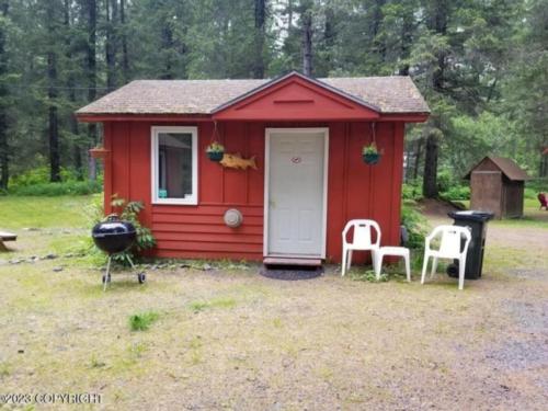 Little red cabin at Bear Necessities Cottages