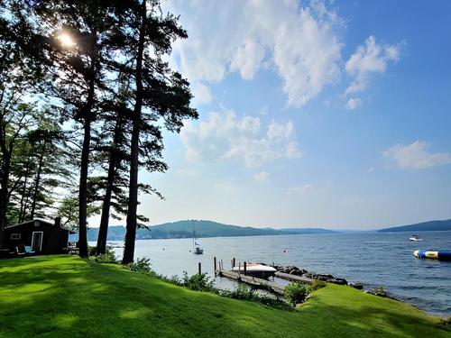 Winni Lakefront Cabin