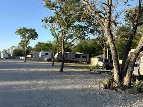 Parked trailers at site Plantation Oaks RV Ranch