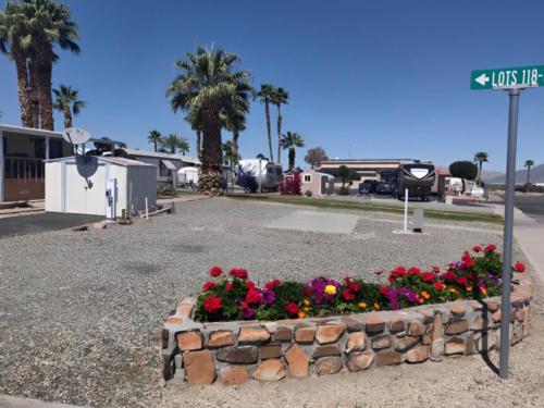 Mobile homes and parked trailers at site Lake Tamarisk Desert Resort