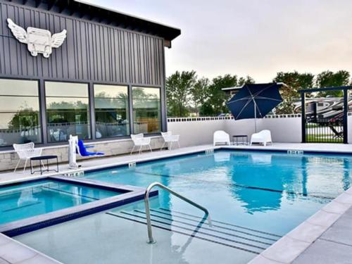 Pool and hot tub at Joy RV Resort