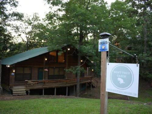 A cabin available at Beavers Bend Village Cabins