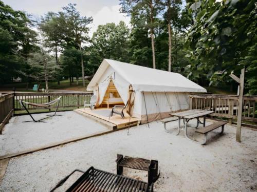 Panic area next to glamping tent at Timberline Glamping at Naples