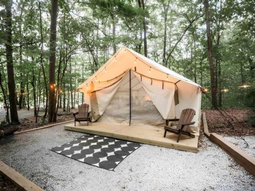 Glamping tent with deck at Timberline Glamping at Lake Lanier - Shady Grove