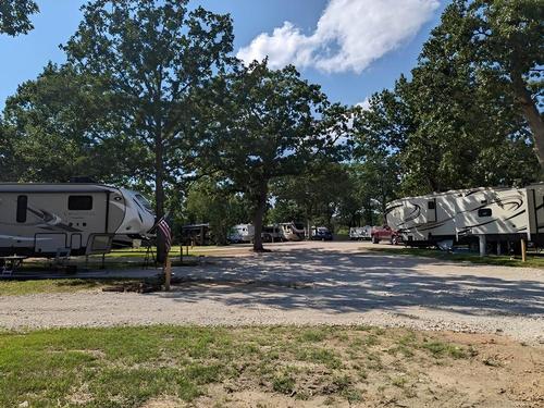 Gravel roads at Loto RV Park