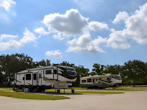 Parked RV's at site Quilly's Cozy Traveler RV Park