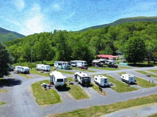 Overhead view at site Country Roads Campground