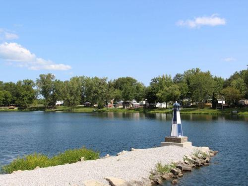 A small lighthouse at the end of a jetty