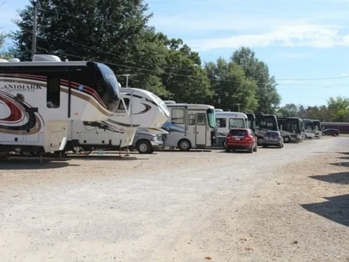 A row of RVs at Mountain View RV Park and Guest Motel
