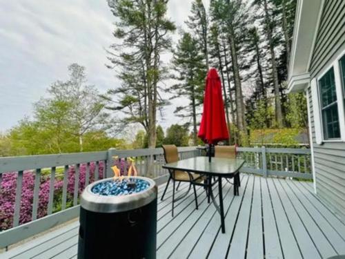 Patio with fire pit at Pine Grove Cottages