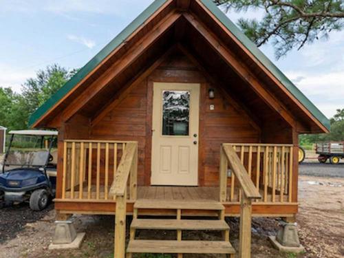 Cabin with front patio at Yogi Bear's Jellystone Park Camp-Resort Lake Charles