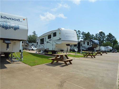 Sites with picnic tables at Shallow Creek RV Resort