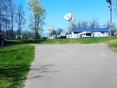 Basketball court at site Nelson's Family Campground