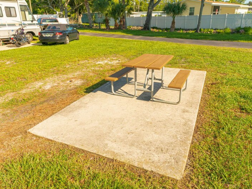Table at site Arbor Terrace Sun RV Communities