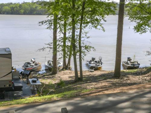 Lake view at site Bobby Brown