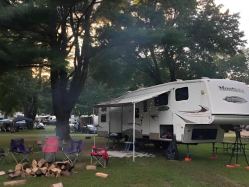 Parked trailer at site Wolf's Den Family Campground