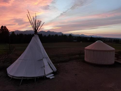 Tent at site Smiley Creek Lodge