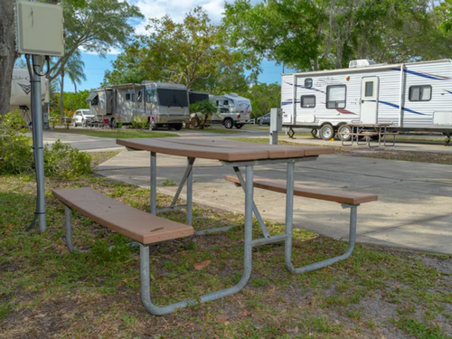 Picnic table on site Sun Retreats Dunedin