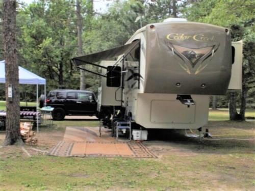 5th wheel in RV site at Twin Bears Wooded Campground