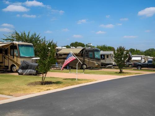 RV's parked at site Buffalo Springs Lake