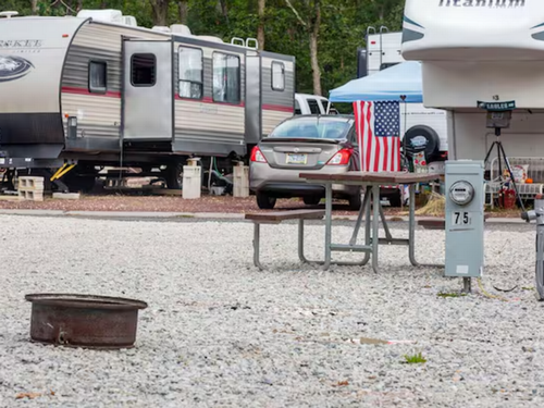 Table at site Shady Pines Sun RV Communities