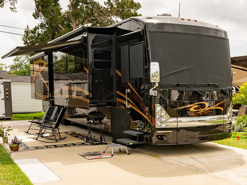 Room for sitting Hidden River Sun RV Communities