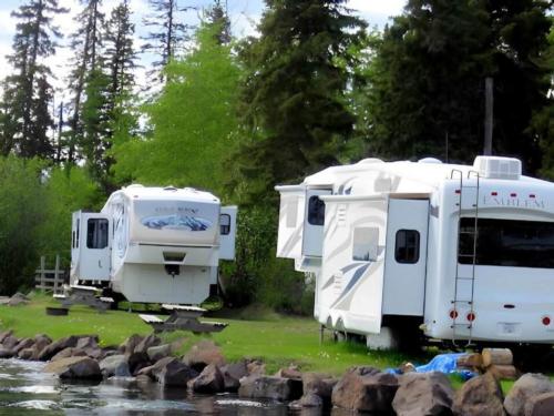 5th wheels parked along the water at Sheridan Lake Resort