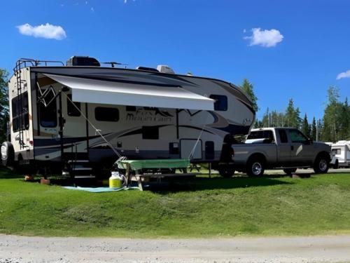Parked trailer at site Sheridan Lake Resort