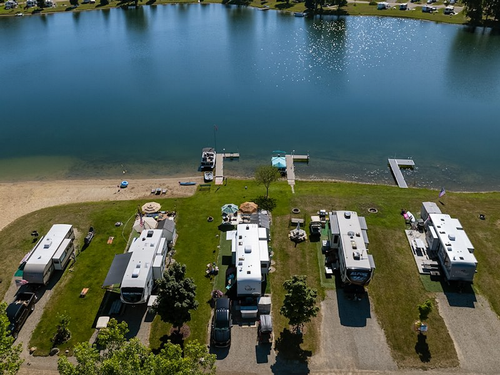 Picnic table at site Sun Outdoors Kensington Valley
