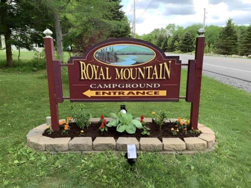 Welcome sign at Royal Mountain Campground