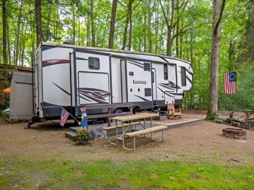 Parked trailer at site Campers Paradise Campground
